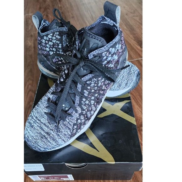 NWTWB - LEBRON XVII GS BIG BOYS 6Y - BLACK - Picture 1 of 4